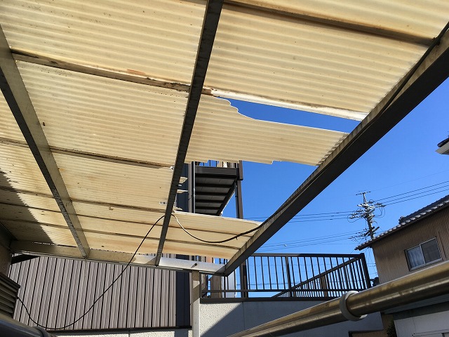 大垣市で台風被害により破損した塩化ビニルの波板を張替え依頼、より強度の高いポリカーボネートへの交換をご提案